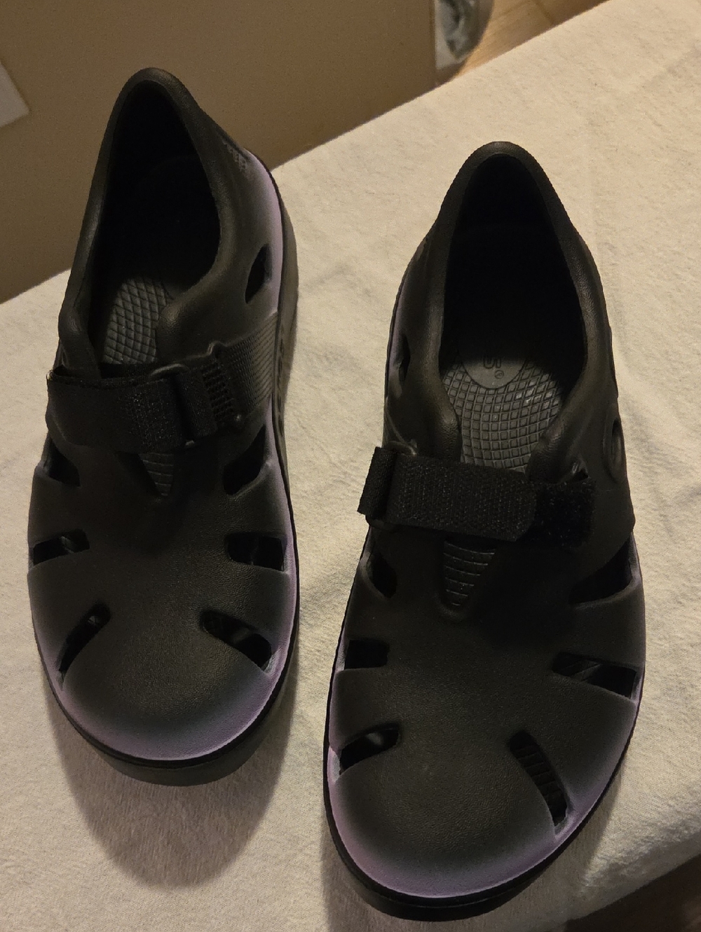 Oofos Black Women's Closed-Toe Sandals with Adjustable Strap Size 6